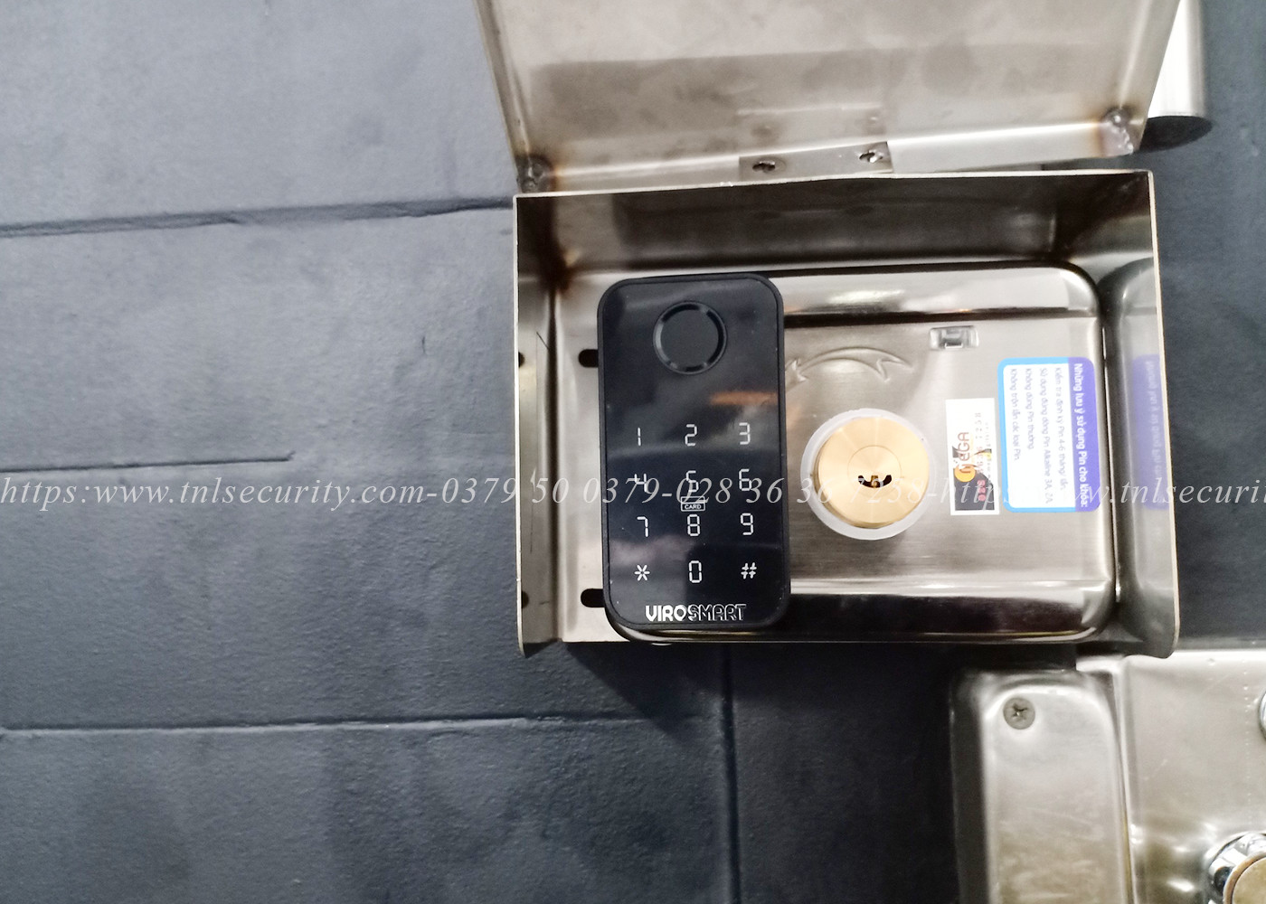 Lap-dat-khoa-pin-van-tay-hai-chieu-cua-sat-cho-nha-o-tai-Go-Vap